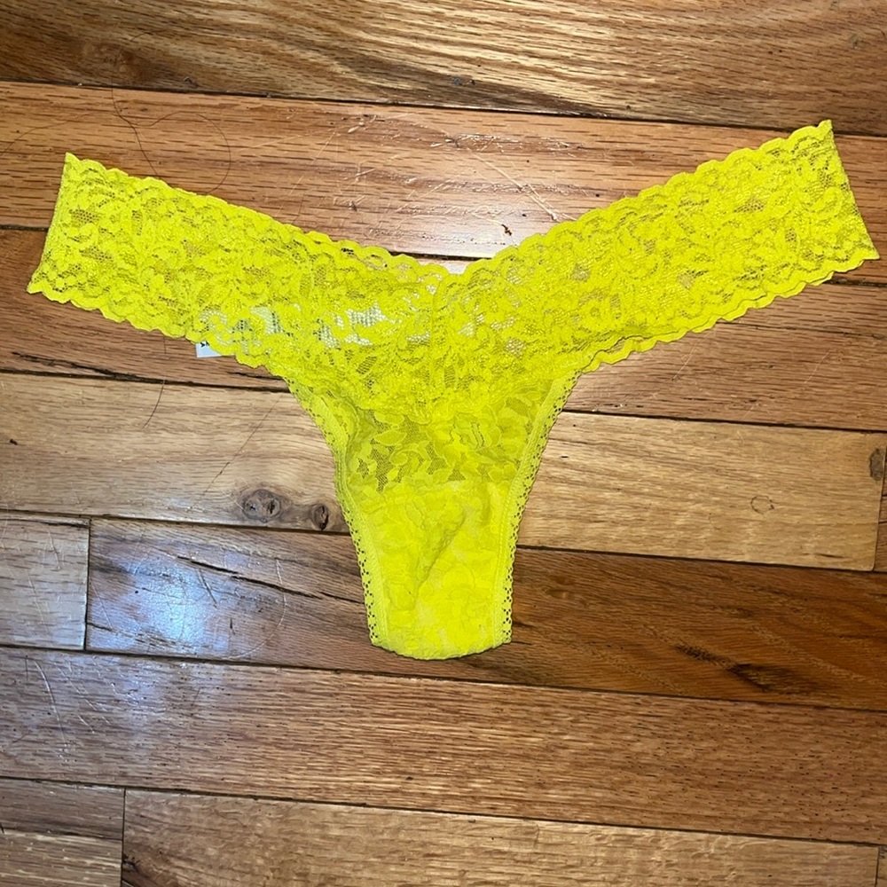 NWOT Hanky Panky Signature Lace low rise thong panties. Sunshine yellow.